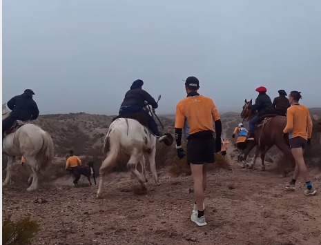Escándalo y extorsión en la Doble Apolo: patotas a caballo atacaron a los corredores en Paso Córdoba